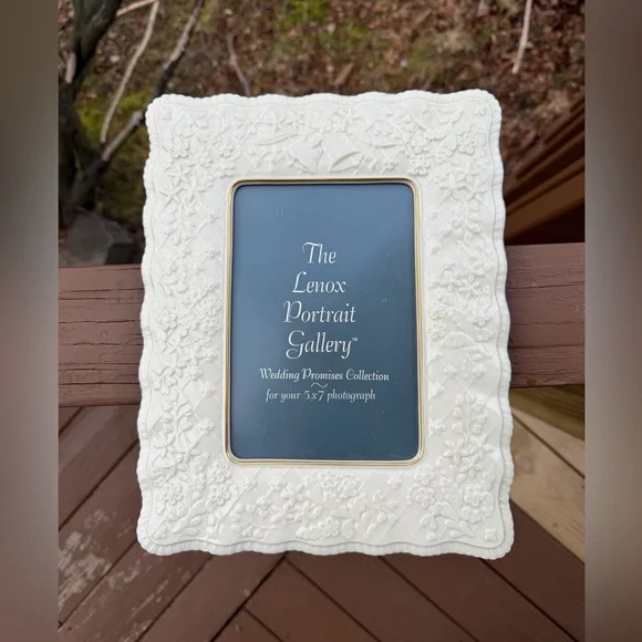 Lenox Cream Ceramic Floral Relief Photo Frame with Gold Trim 5x7 NWT - Picture 1 of 4